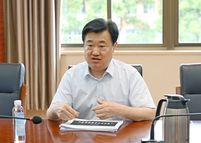世界杯官网召开党委理论学习中心组学习会2.jpg