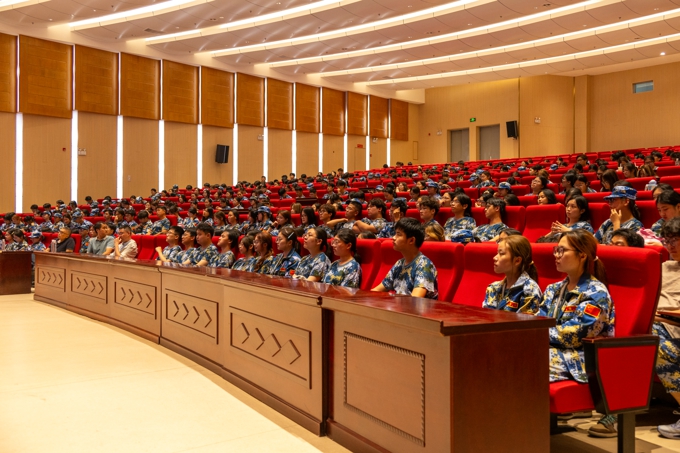 副校长陈鹏飞为健康医学院2025级新生讲授“开学第一课”3.jpg