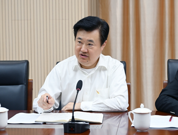 世界杯官网召开党委理论学习中心组学习会2.jpg