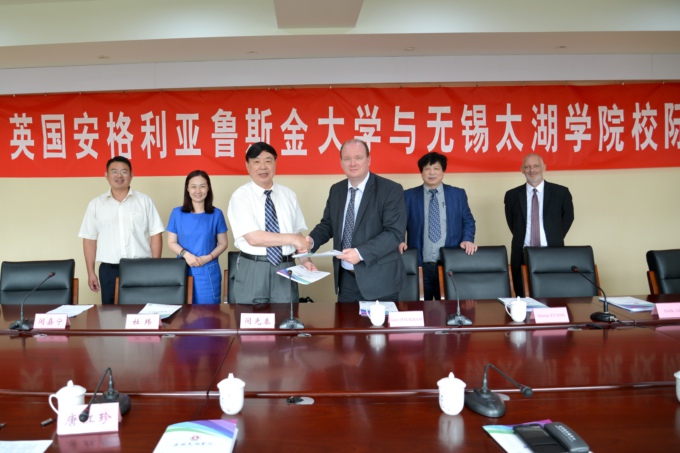 1签约后,双方校领导亲切握手.JPG