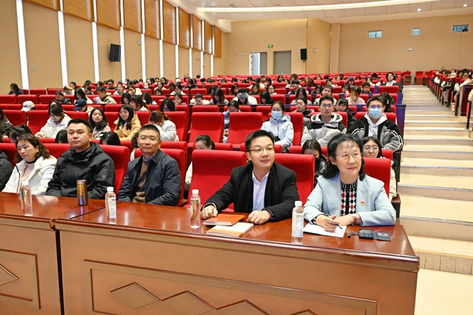 江苏省总工会副主席臧铁柱到世界杯官网讲授思政课3.jpg