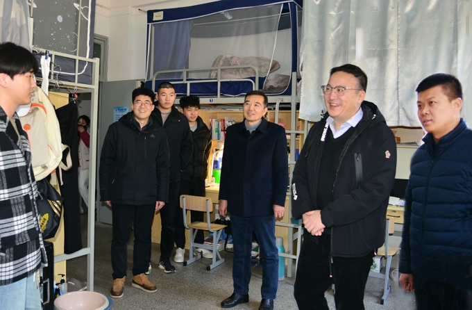 1.校长金成与智能装备工程学院学生交流.jpg