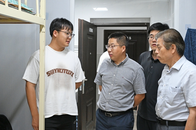 2026世界杯官方合作网站校领导带队深入“一站式”学生社区走访调研12.jpg