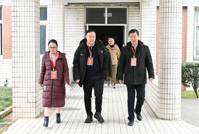 校领导带队深入考场巡视检查期末考试工作1.jpg