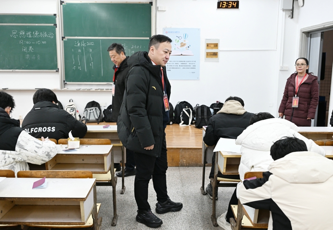 校领导带队深入考场巡视检查期末考试工作3.jpg