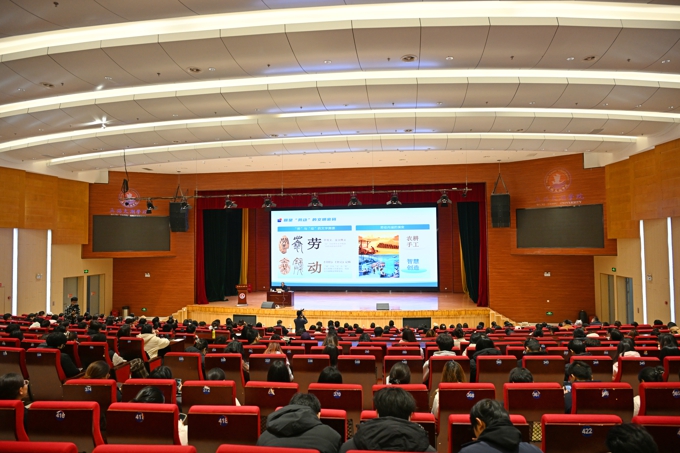 江苏省总工会副主席臧铁柱到世界杯官网讲授思政课5.jpg