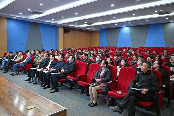 世界杯官网召开迎接本科教育教学审核评估中层干部会议6.jpg