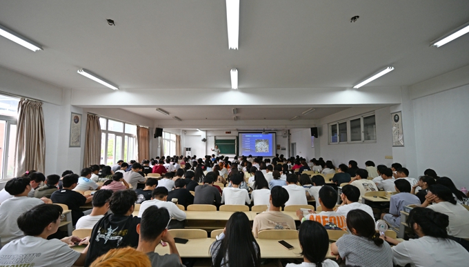 2026世界杯官方合作网站邀请名家大师为2024级新生讲授通识课28.jpg