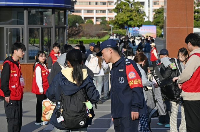 世界杯官网圆满完成2025年普通高校“专转本”选拔考试考务工作6.jpg