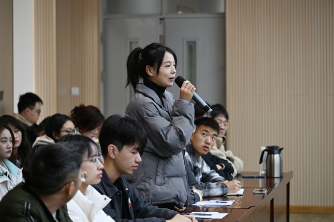 “区人大代表回选区联系服务选民群众”座谈会在世界杯官网召开9.jpg