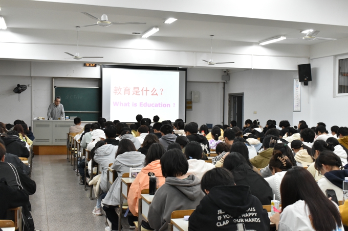 2026世界杯官方合作网站邀请名家大师为2023级新生讲授通识课12.jpg