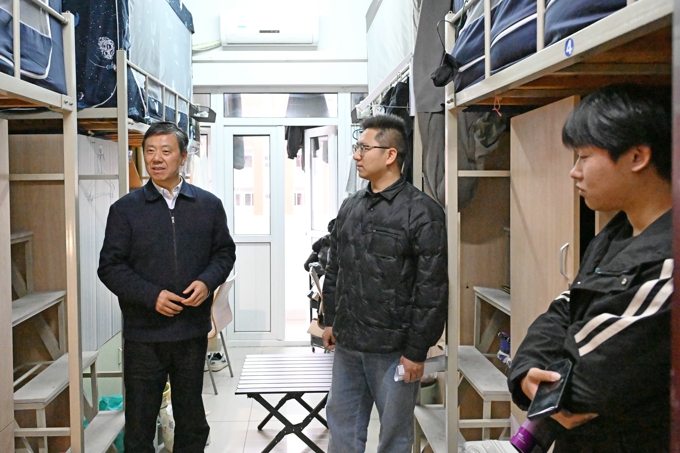 执行校长李廉水带队走访苏格兰学院学生宿舍2.jpg