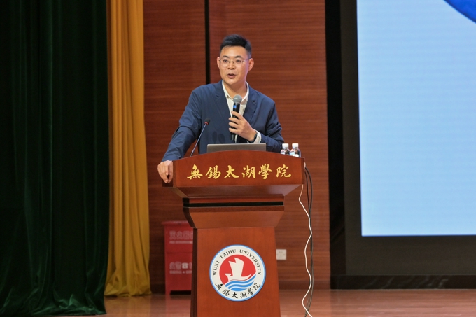 副校长陈鹏飞为健康医学院2025级新生讲授“开学第一课”2.jpg