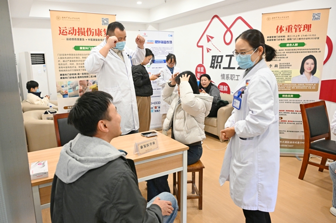 无锡市第二中医医院来世界杯官网开展专场义诊活动5.jpg
