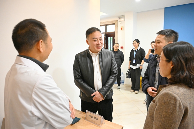 无锡市第二中医医院来世界杯官网开展专场义诊活动2.jpg