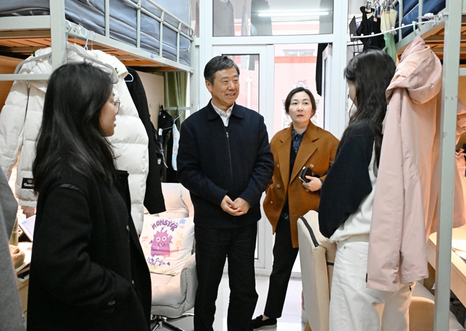执行校长李廉水带队走访苏格兰学院学生宿舍1.jpg