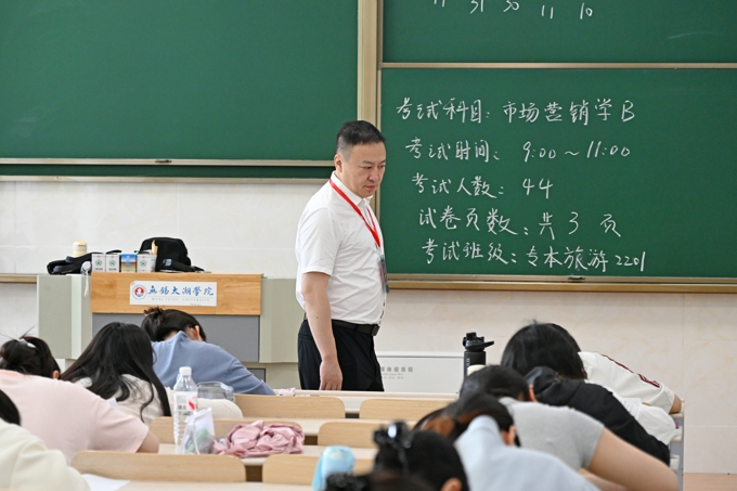 校领导带队开展2024—2025学年第二学期期末考试巡视工作2.jpg