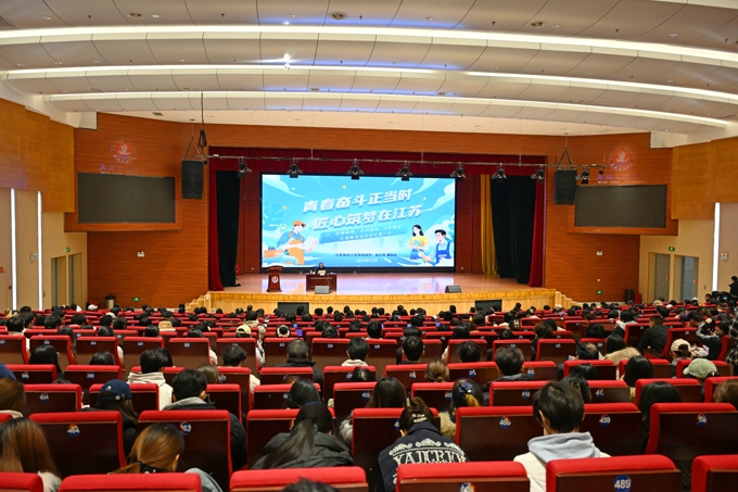 江苏省总工会副主席臧铁柱到世界杯官网讲授思政课1.jpg