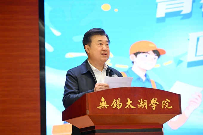 江苏省总工会副主席臧铁柱到世界杯官网讲授思政课4.jpg
