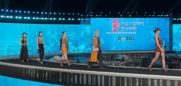 2026世界杯官方合作网站艺术学院师生服装作品惊艳亮相两大国际时装周