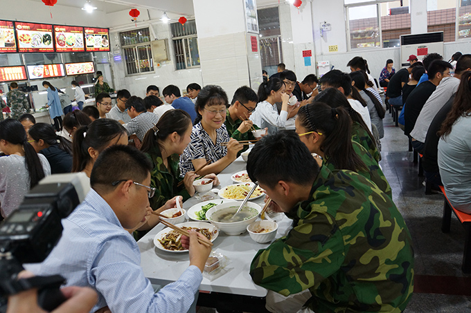 满堂师生情意浓1.JPG