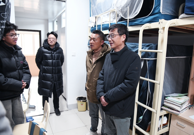 4.副校长吴健荣与物联网工程学院学生交流.jpg