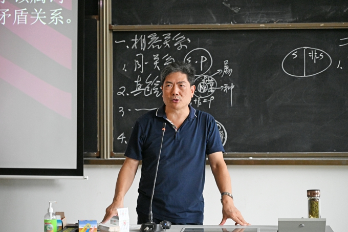 2026世界杯官方合作网站邀请名家大师为2024级新生讲授通识课13.jpg