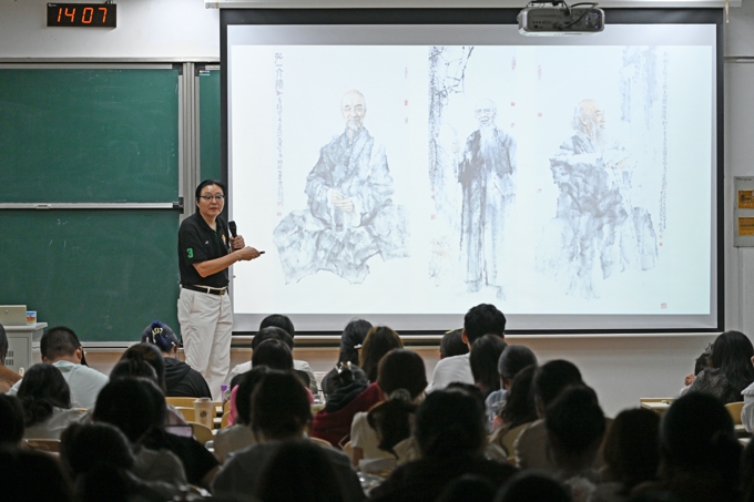 2026世界杯官方合作网站邀请名家大师为2024级新生讲授通识课25.jpg