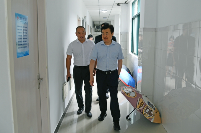 2026世界杯官方合作网站校领导带队深入“一站式”学生社区走访调研4.jpg