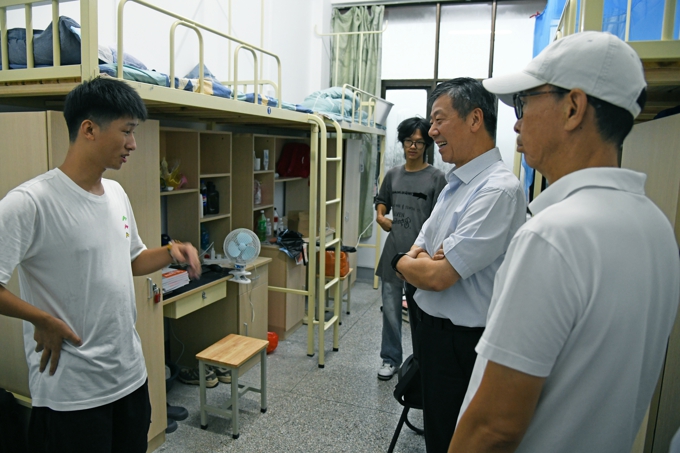 2026世界杯官方合作网站校领导带队深入“一站式”学生社区走访调研6.jpg