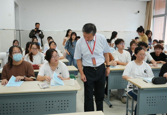 校领导带队检查2024—2025学年第一学期开学教学情况3.jpg