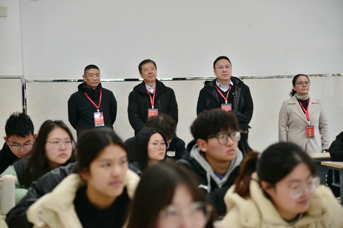 校领导带队检查2025年春季学期开学第一课2.jpg