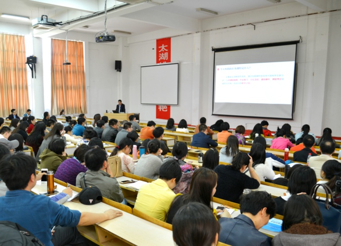 学校举行在线课程建设与微课开发技术专题讲座.jpg