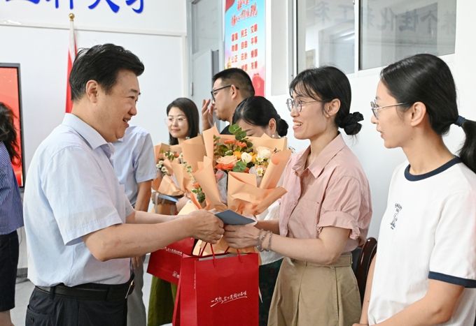 2026世界杯官方合作网站开展教师节走访慰问活动2.jpg