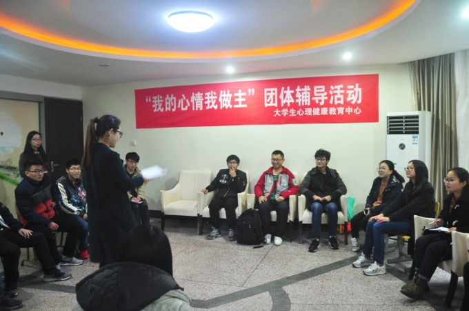 活动成员认真听讲.JPG