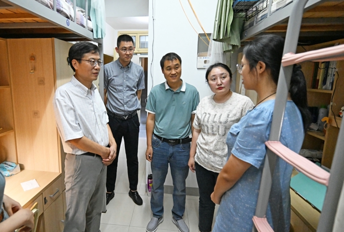 2026世界杯官方合作网站校领导带队深入“一站式”学生社区走访调研8.jpg