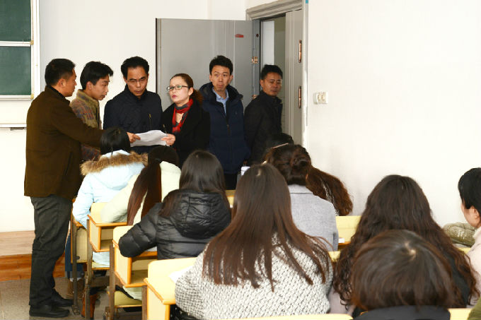 2校领导巡查教学情况.jpg