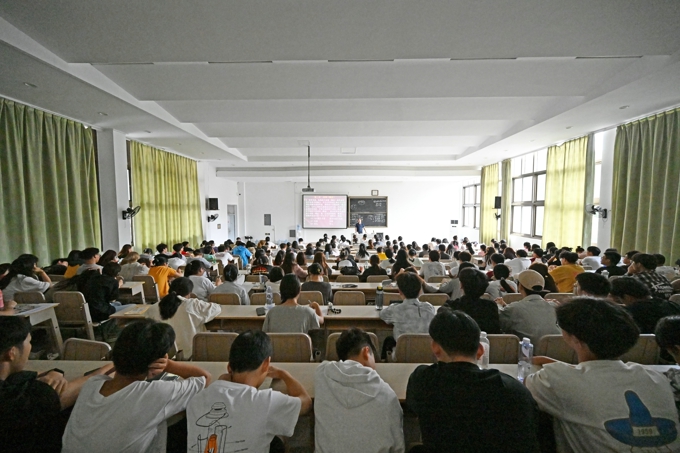 2026世界杯官方合作网站邀请名家大师为2024级新生讲授通识课30.jpg