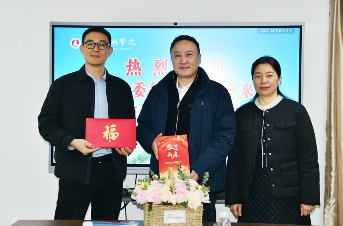 无锡市委统战部副部长刘列一行来校走访慰问4.jpg