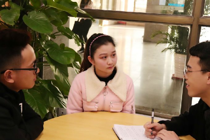 05 艺术学院小记者在对“孔德扬教授包装设计工作坊”的优秀学员代表穆凤娇、范成好进行采访.jpg