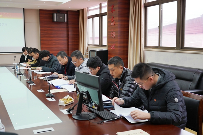 世界杯官网召开党委理论学习中心组(扩大)学习会6.jpg