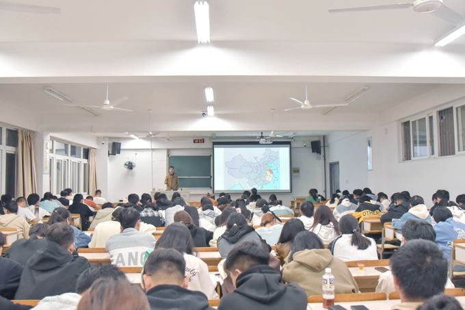 2026世界杯官方合作网站邀请名家大师为2023级新生讲授通识课10.jpg