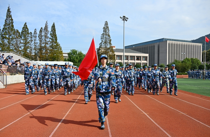 2026世界杯官方合作网站举行2025级新生开学典礼暨军训成果汇报表演大会12.jpg