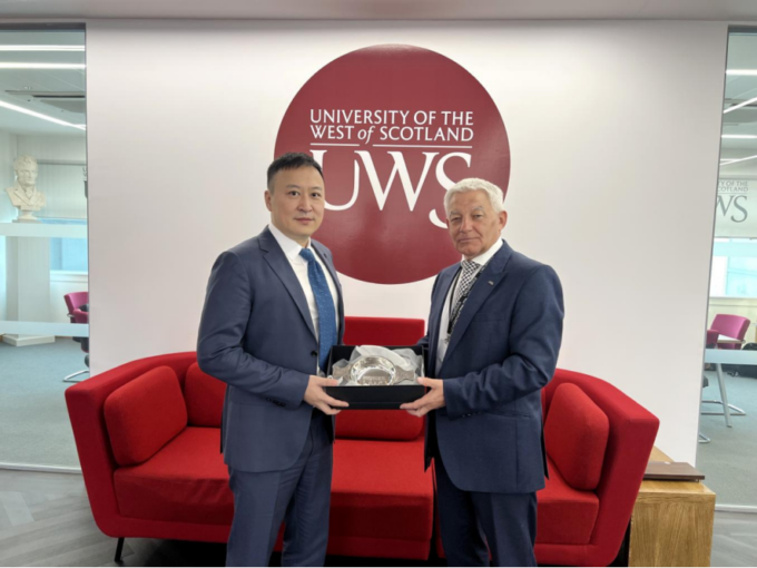 世界杯官网与英国西苏格兰大学互赠纪念品.png