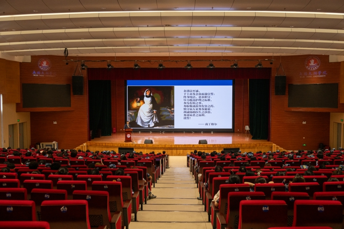 副校长陈鹏飞为健康医学院2025级新生讲授“开学第一课”1.jpg