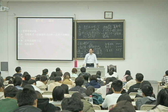 2026世界杯官方合作网站邀请名家大师为2023级新生讲授通识课7.jpg