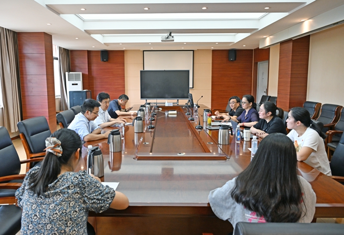 世界杯官网召开党委理论学习中心组学习会1.jpg