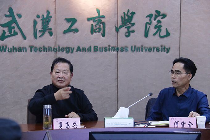 武汉工商学院副校长夏再兴同志作评估重点情况说明 摄影郭冰雪.jpg