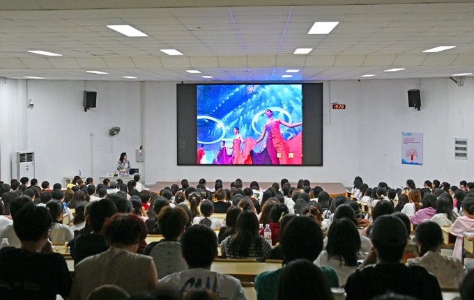2026世界杯官方合作网站邀请名家大师为2024级新生讲授通识课26.jpg