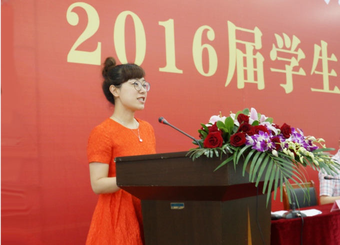 6教师代表文法学院黄旭发言.JPG